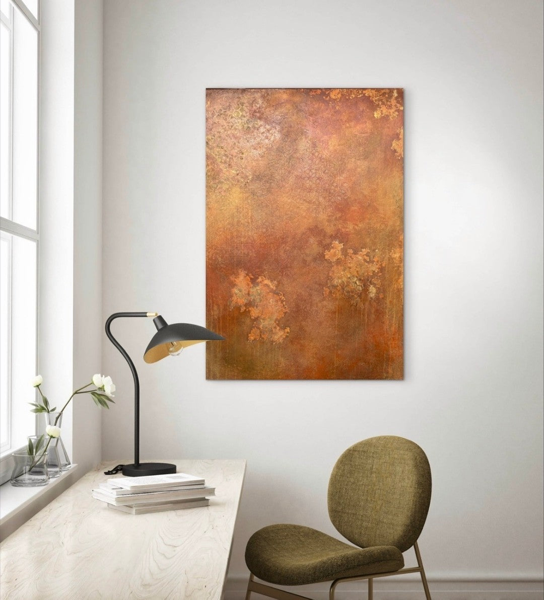 Abstraktes Mixed-Media-Gemälde in erdigen Ocker-, Rost-, Braun- und Goldtönen mit strukturierter Oberfläche, ornamental wirkenden Mustern und unregelmäßigen hellen Akzenten im Hochformat.