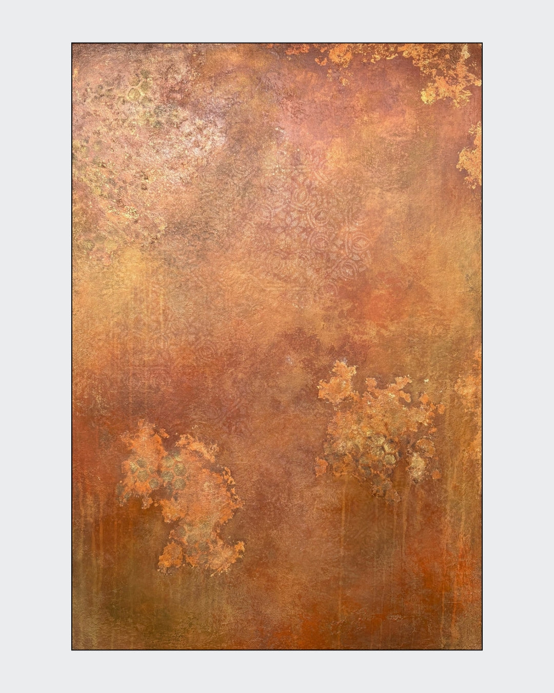 Abstraktes Mixed-Media-Gemälde in erdigen Ocker-, Rost-, Braun- und Goldtönen mit strukturierter Oberfläche, ornamental wirkenden Mustern und unregelmäßigen hellen Akzenten im Hochformat.