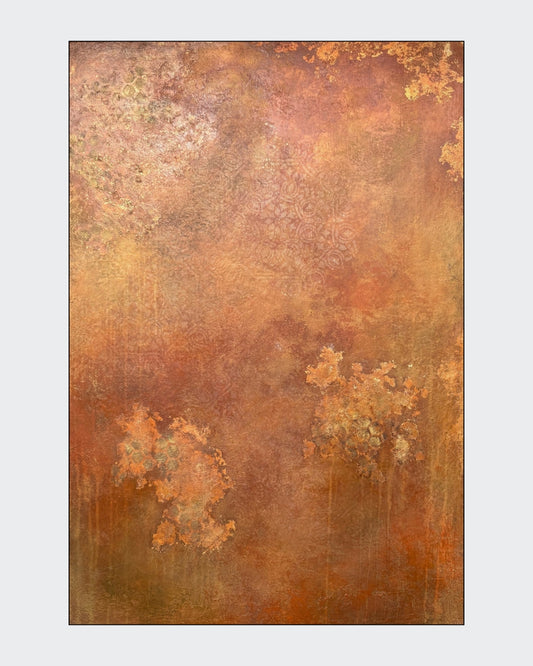 Abstraktes Mixed-Media-Gemälde in erdigen Ocker-, Rost-, Braun- und Goldtönen mit strukturierter Oberfläche, ornamental wirkenden Mustern und unregelmäßigen hellen Akzenten im Hochformat.