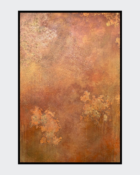 Abstraktes Mixed-Media-Gemälde in erdigen Ocker-, Rost-, Braun- und Goldtönen mit strukturierter Oberfläche, ornamental wirkenden Mustern und unregelmäßigen hellen Akzenten im Hochformat.