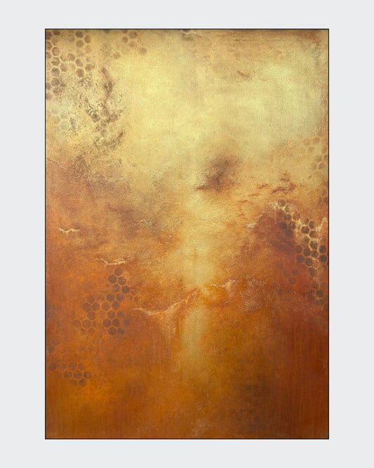 Abstraktes Acrylgemälde in erdigen Gold-, Ocker-, Beige- und Rosttönen mit weichen Übergängen, strukturierter Oberfläche und wabenartigen Mustern an den Bildrändern im Hochformat.