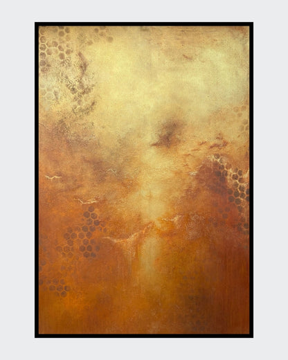 Abstraktes Acrylgemälde in erdigen Gold-, Ocker-, Beige- und Rosttönen mit weichen Übergängen, strukturierter Oberfläche und wabenartigen Mustern an den Bildrändern im Hochformat.