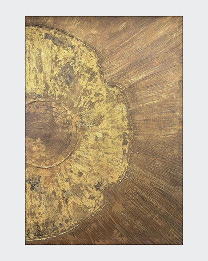 Abstraktes Mixed-Media-Gemälde im Hochformat in Gold-, Braun- und Beigetönen mit stark strukturierter Oberfläche, halbkreisförmiger organischer Form links, konzentrischen Ringstrukturen und strahlenartig verlaufenden Linien über den Hintergrund.