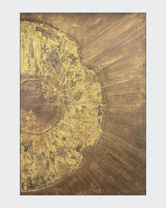 Abstraktes Mixed-Media-Gemälde im Hochformat in Gold-, Braun- und Beigetönen mit stark strukturierter Oberfläche, halbkreisförmiger organischer Form links, konzentrischen Ringstrukturen und strahlenartig verlaufenden Linien über den Hintergrund.