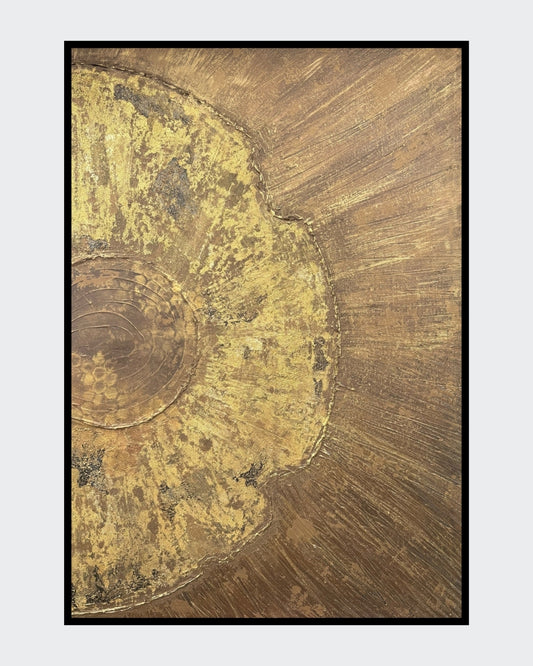 Abstraktes Mixed-Media-Gemälde im Hochformat in Gold-, Braun- und Beigetönen mit stark strukturierter Oberfläche, halbkreisförmiger organischer Form links, konzentrischen Ringstrukturen und strahlenartig verlaufenden Linien über den Hintergrund.