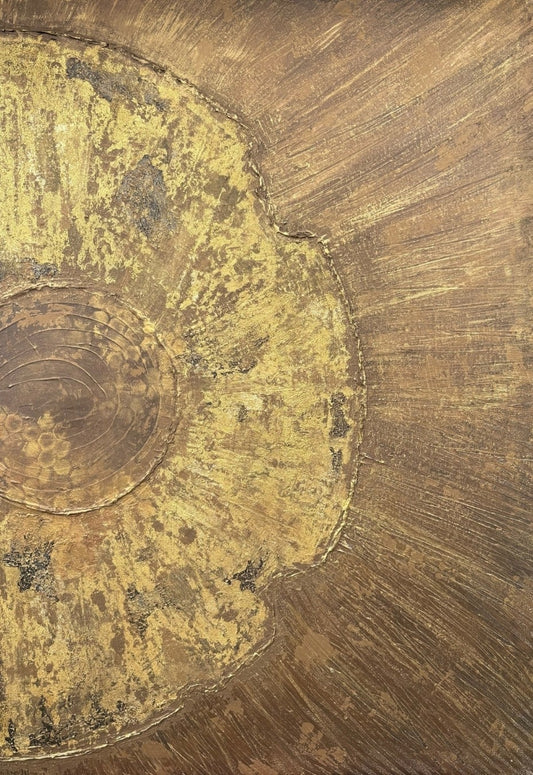Abstraktes Mixed-Media-Gemälde im Hochformat in Gold-, Braun- und Beigetönen mit stark strukturierter Oberfläche, halbkreisförmiger organischer Form links, konzentrischen Ringstrukturen und strahlenartig verlaufenden Linien über den Hintergrund.