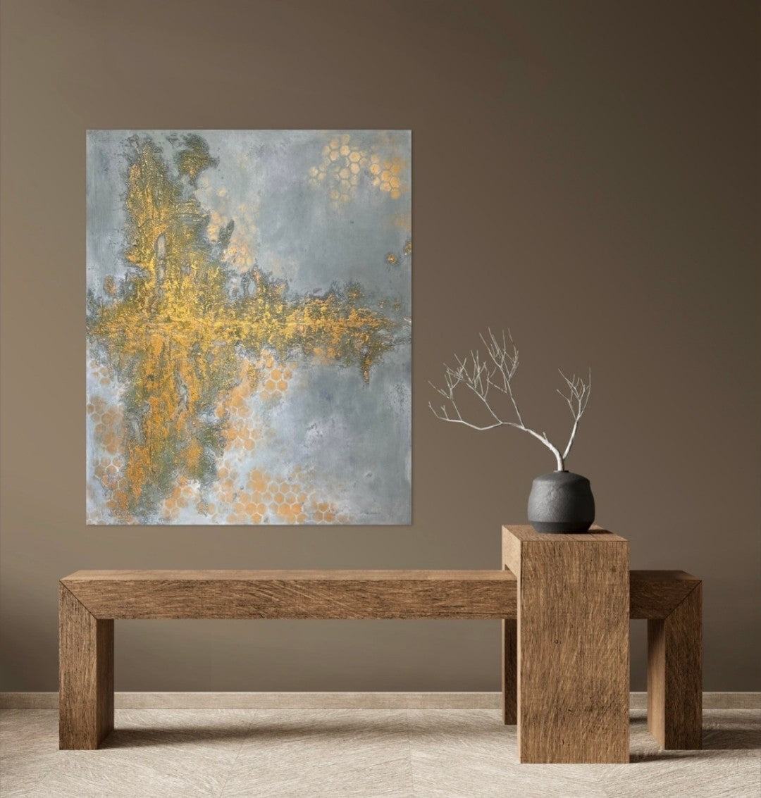 Detailaufnahme eines abstrakten Mixed-Media-Gemäldes in kühlen Grau-, Blaugrün-, Gold- und Beigetönen mit reliefartiger Oberfläche, goldenen Wabenformen und rauen strukturierten Partien.