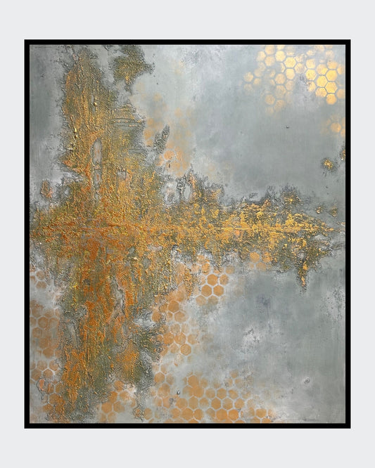 Detailaufnahme eines abstrakten Mixed-Media-Gemäldes in kühlen Grau-, Blaugrün-, Gold- und Beigetönen mit reliefartiger Oberfläche, goldenen Wabenformen und rauen strukturierten Partien.