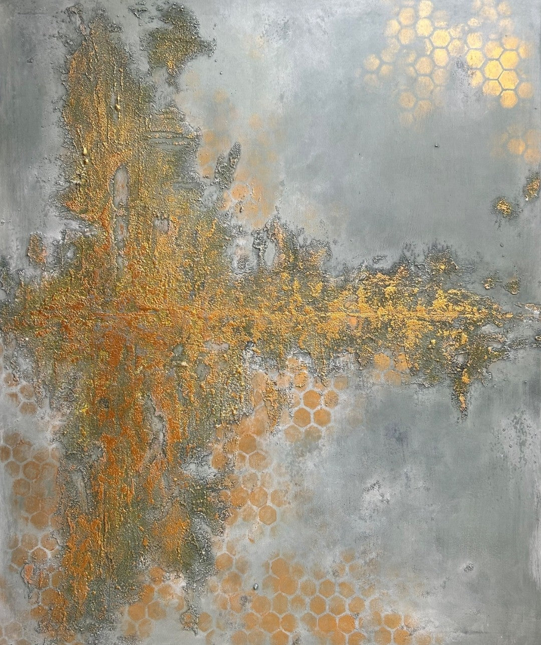 Detailaufnahme eines abstrakten Mixed-Media-Gemäldes in kühlen Grau-, Blaugrün-, Gold- und Beigetönen mit reliefartiger Oberfläche, goldenen Wabenformen und rauen strukturierten Partien.