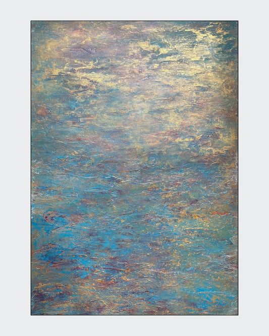 Abstraktes Mixed-Media-Gemälde im Hochformat in kühlen Blau-, Türkis-, Grau- und Goldtönen mit schimmernder, wasserartig wirkender Oberfläche, feinen horizontalen Strukturen und metallisch glänzenden Akzenten.