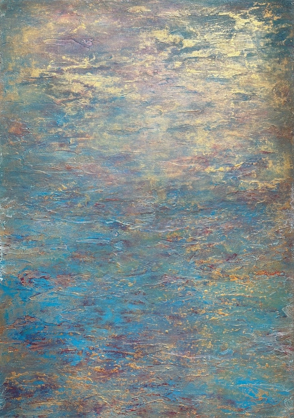 Abstraktes Mixed-Media-Gemälde im Hochformat in kühlen Blau-, Türkis-, Grau- und Goldtönen mit schimmernder, wasserartig wirkender Oberfläche, feinen horizontalen Strukturen und metallisch glänzenden Akzenten.