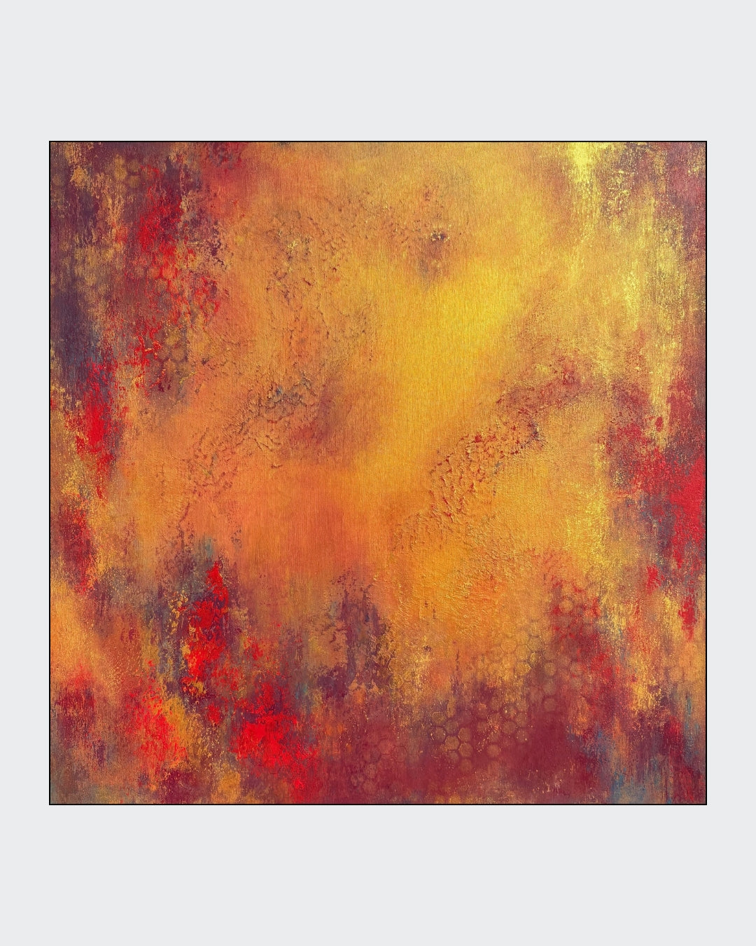 Abstraktes Acrylgemälde in warmen Gold-, Ocker-, Orange- und Rottönen mit strukturierter Oberfläche, dunkleren violett-blauen Akzenten und wabenartigen Mustern im unteren Bildbereich.