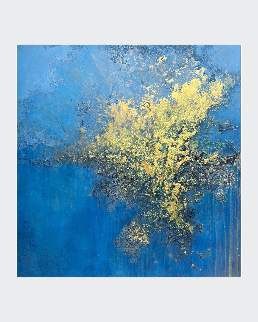 Abstraktes Mixed-Media-Gemälde im quadratischen Format mit intensiv blauen Farbflächen und einer großflächigen goldenen, stark strukturierten Form, die sich von der oberen rechten Bildhälfte in die Mitte ausbreitet; darunter dunklere reliefartige Partien und feine vertikale Laufspuren.