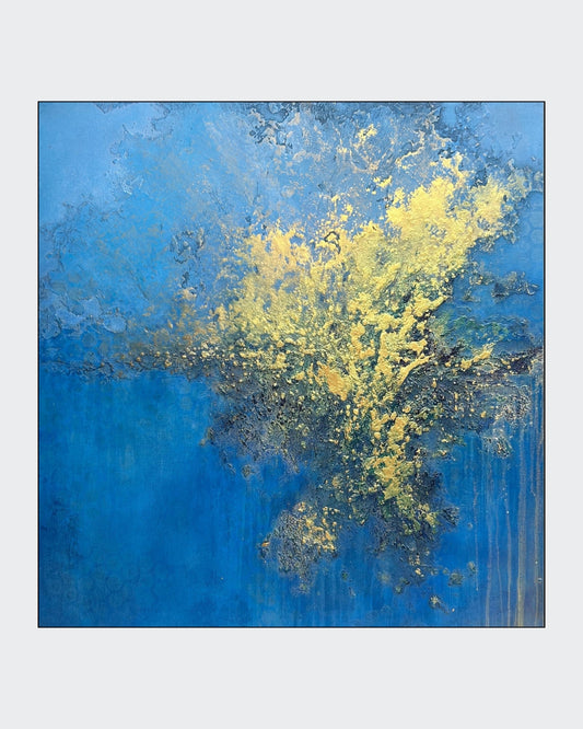 Abstraktes Mixed-Media-Gemälde im quadratischen Format mit intensiv blauen Farbflächen und einer großflächigen goldenen, stark strukturierten Form, die sich von der oberen rechten Bildhälfte in die Mitte ausbreitet; darunter dunklere reliefartige Partien und feine vertikale Laufspuren.