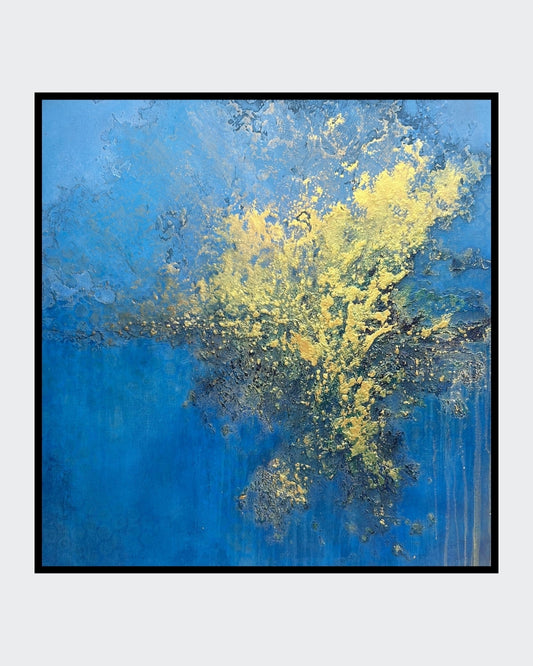Abstraktes Mixed-Media-Gemälde im quadratischen Format mit intensiv blauen Farbflächen und einer großflächigen goldenen, stark strukturierten Form, die sich von der oberen rechten Bildhälfte in die Mitte ausbreitet; darunter dunklere reliefartige Partien und feine vertikale Laufspuren.