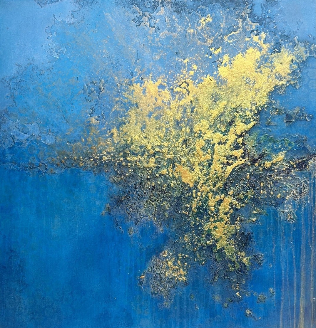 Abstraktes Mixed-Media-Gemälde im quadratischen Format mit intensiv blauen Farbflächen und einer großflächigen goldenen, stark strukturierten Form, die sich von der oberen rechten Bildhälfte in die Mitte ausbreitet; darunter dunklere reliefartige Partien und feine vertikale Laufspuren.