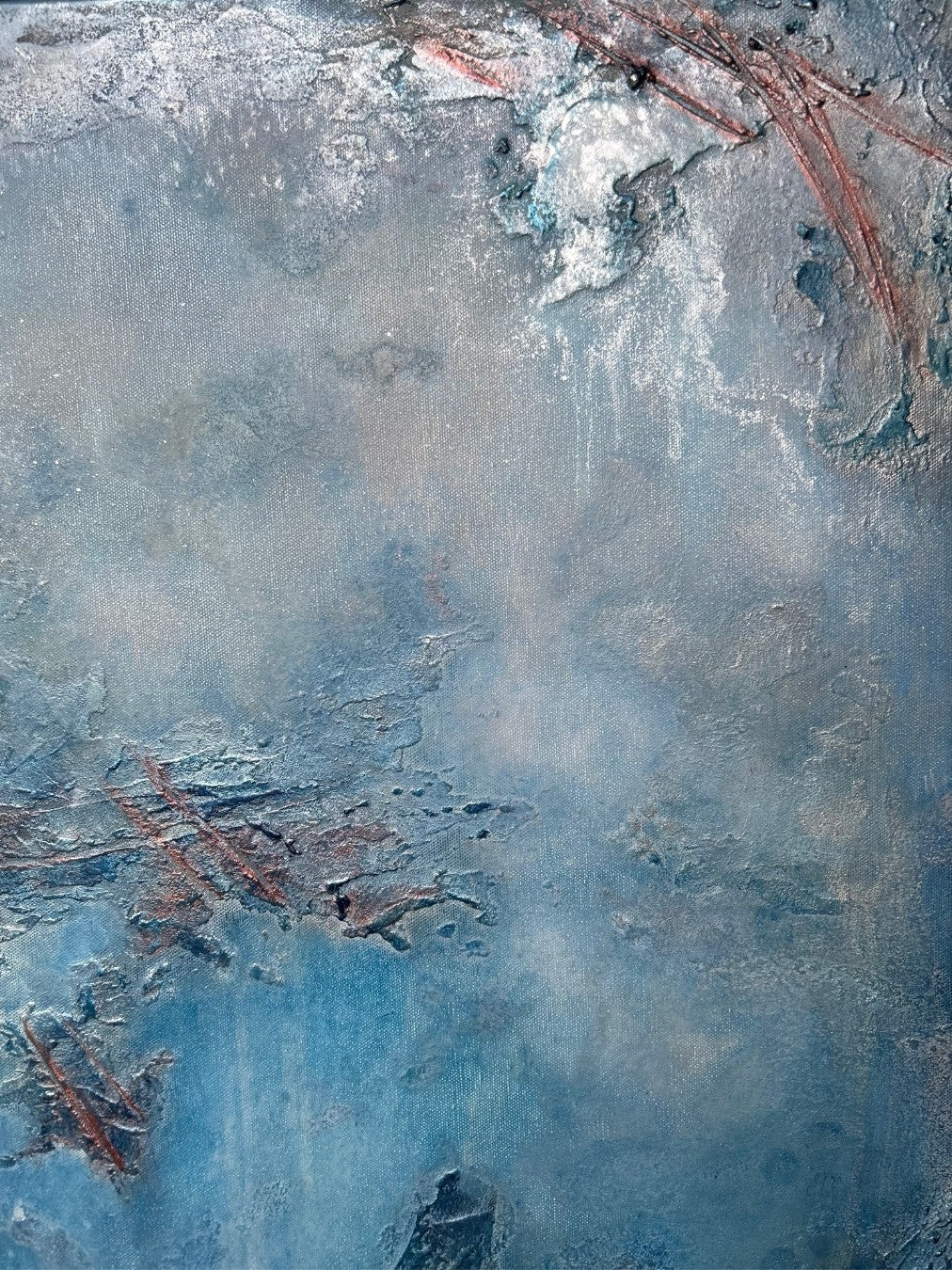 Abstraktes Mixed-Media-Gemälde in kühlen Blau-, Grau- und Silbertönen mit reliefartiger Oberfläche, weißlichen Schleierstrukturen und rötlich-braunen linearen Akzenten auf quadratischem Format.