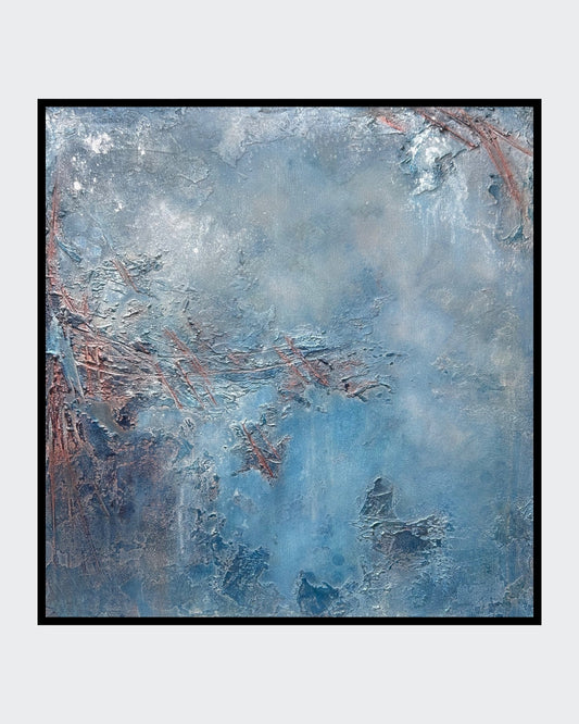 Abstraktes Mixed-Media-Gemälde in kühlen Blau-, Grau- und Silbertönen mit reliefartiger Oberfläche, weißlichen Schleierstrukturen und rötlich-braunen linearen Akzenten auf quadratischem Format.