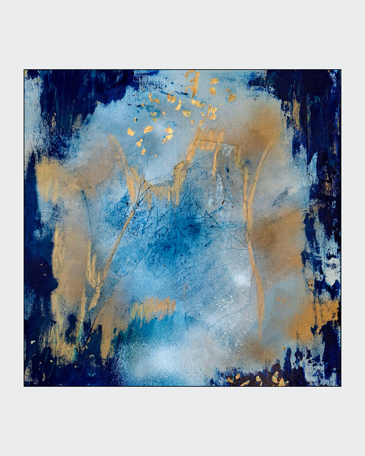 Abstraktes Mixed-Media-Werk „Kosmisches Gold“ von Gabriele Uher mit tiefblauen Flächen, kreisenden Strukturen und leuchtenden Goldakzenten.