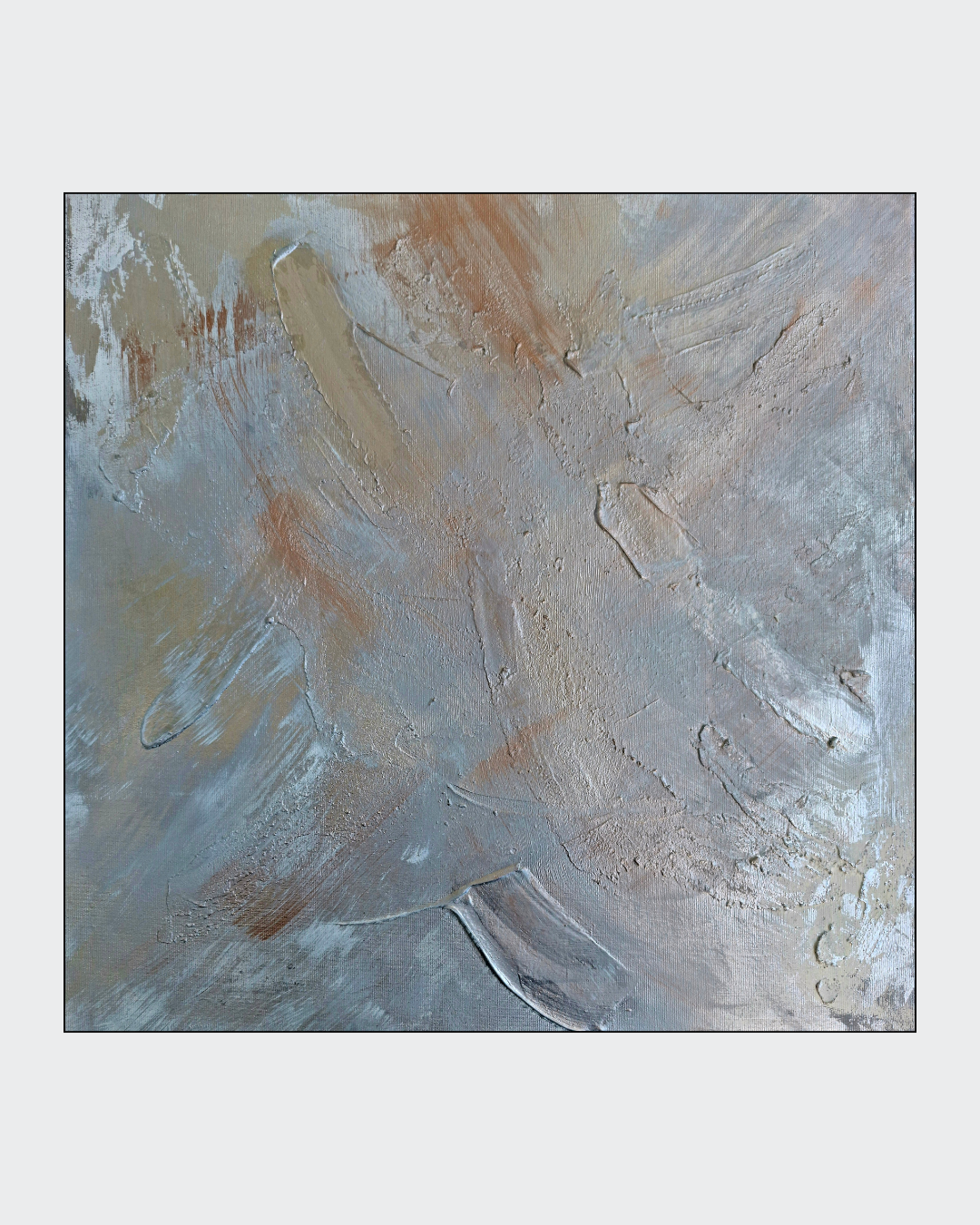 Abstrakte Acryl- und Spraymalerei „Silver Vibes“ von Gabriele Uher mit silberfarbenen Strukturen, schwarzen Spuren sowie weißen und grauen Flächen.