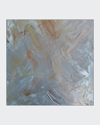 Abstrakte Acryl- und Spraymalerei „Silver Vibes“ von Gabriele Uher mit silberfarbenen Strukturen, schwarzen Spuren sowie weißen und grauen Flächen.