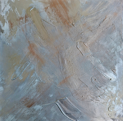 Abstrakte Acryl- und Spraymalerei „Silver Vibes“ von Gabriele Uher mit silberfarbenen Strukturen, schwarzen Spuren sowie weißen und grauen Flächen.