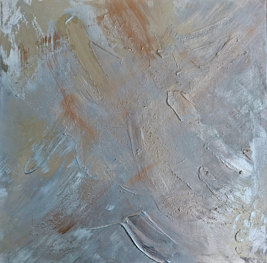 Abstrakte Acryl- und Spraymalerei „Silver Vibes“ von Gabriele Uher mit silberfarbenen Strukturen, schwarzen Spuren sowie weißen und grauen Flächen.