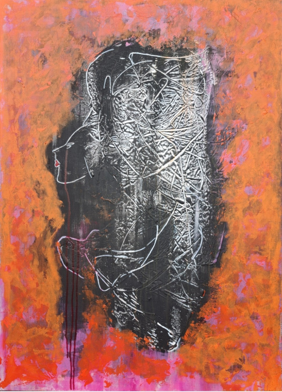 Abstraktes Gemälde „Decision“ von Hanne Hermes auf Leinwand in Orange- und Schwarztönen. Eine zentrale dunkle Silhouette mit weißer Linienführung und Strukturpaste kontrastiert mit einem leuchtend orange-pinken Hintergrund. Rote Farbrinnen symbolisieren die Thematik des Orange Day gegen Gewalt an Frauen.