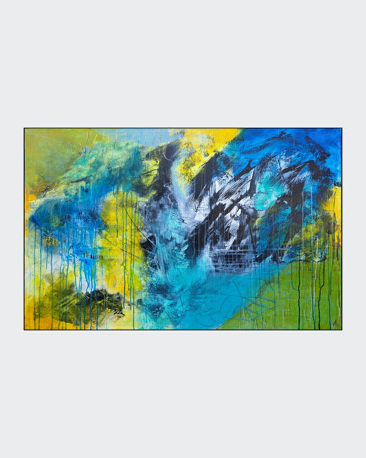 Abstraktes Acrylgemälde „Gebirgslandschaft“ von Hanne Hermes im Querformat. Eine dynamische Darstellung schroffer Felsen, eines Stausees und wilder Wolken in Blau-, Gelb- und Grüntönen mit expressiven Farbrinnstilen.