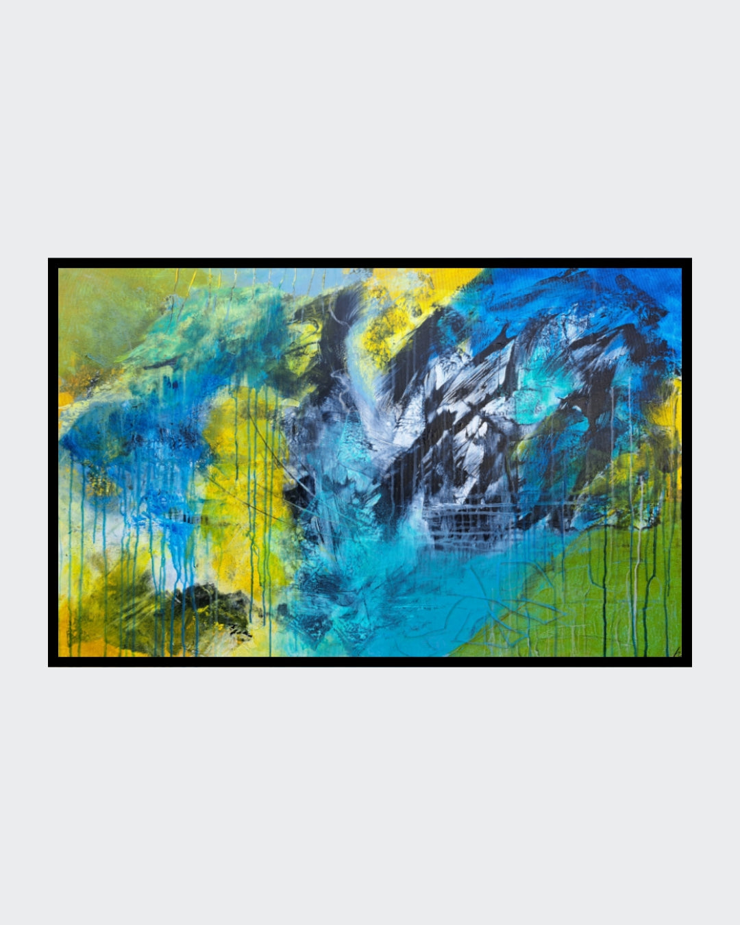 Abstraktes Acrylgemälde „Gebirgslandschaft“ von Hanne Hermes im Querformat. Eine dynamische Darstellung schroffer Felsen, eines Stausees und wilder Wolken in Blau-, Gelb- und Grüntönen mit expressiven Farbrinnstilen.