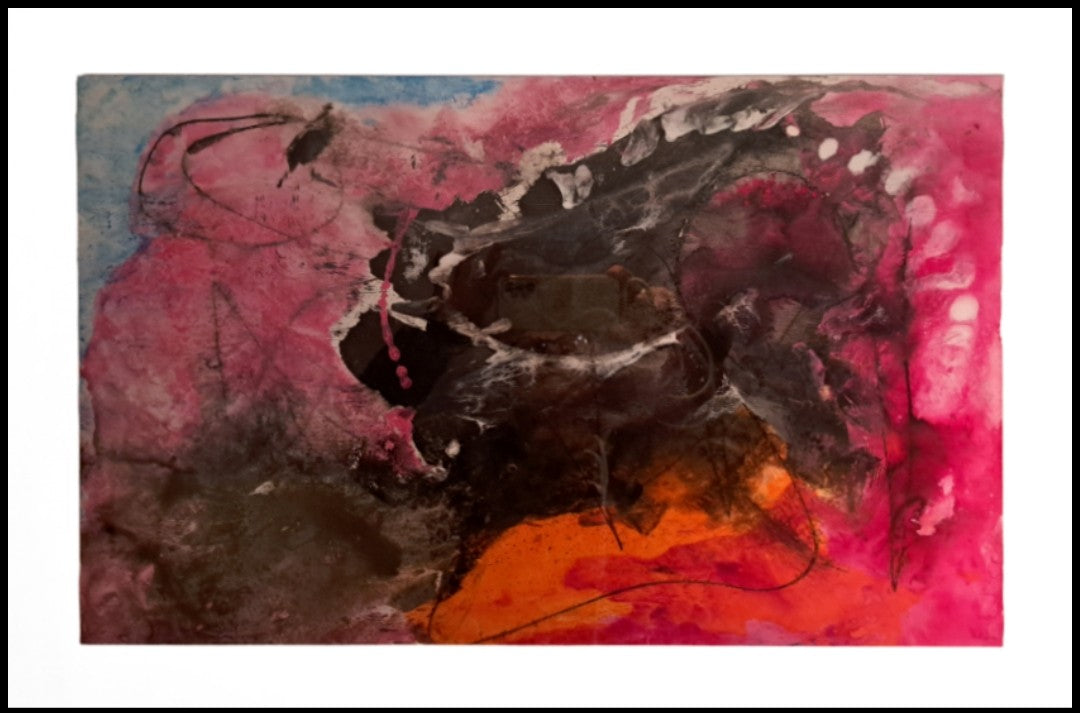 Abstraktes Gemälde „Gedankenflut“ von Hanne Hermes auf Steinpapier. Intensive Pink-, Magenta- und Orangetöne umschließen ein dunkles, chaotisches Zentrum aus schwarzer Acryltinte, das die Einengung durch kreisende Gedanken symbolisiert.