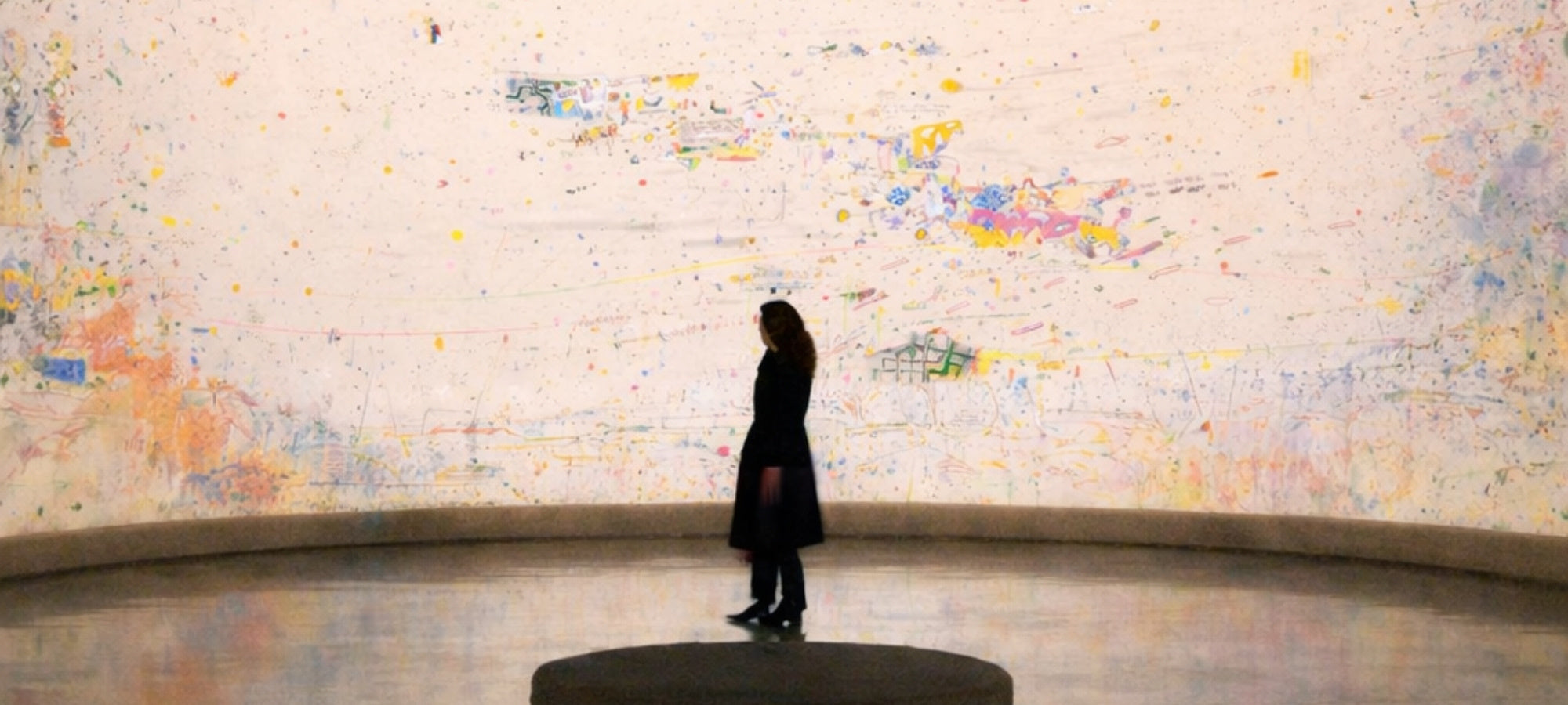 Jens Joneleit: DOCUMENTA 1 – Mixed Media auf Leinwand, 185 × 230 cm; helle Feldkomposition mit Mikro‑Notationen; Person in Galerie im Vordergrund | ARTSPACER