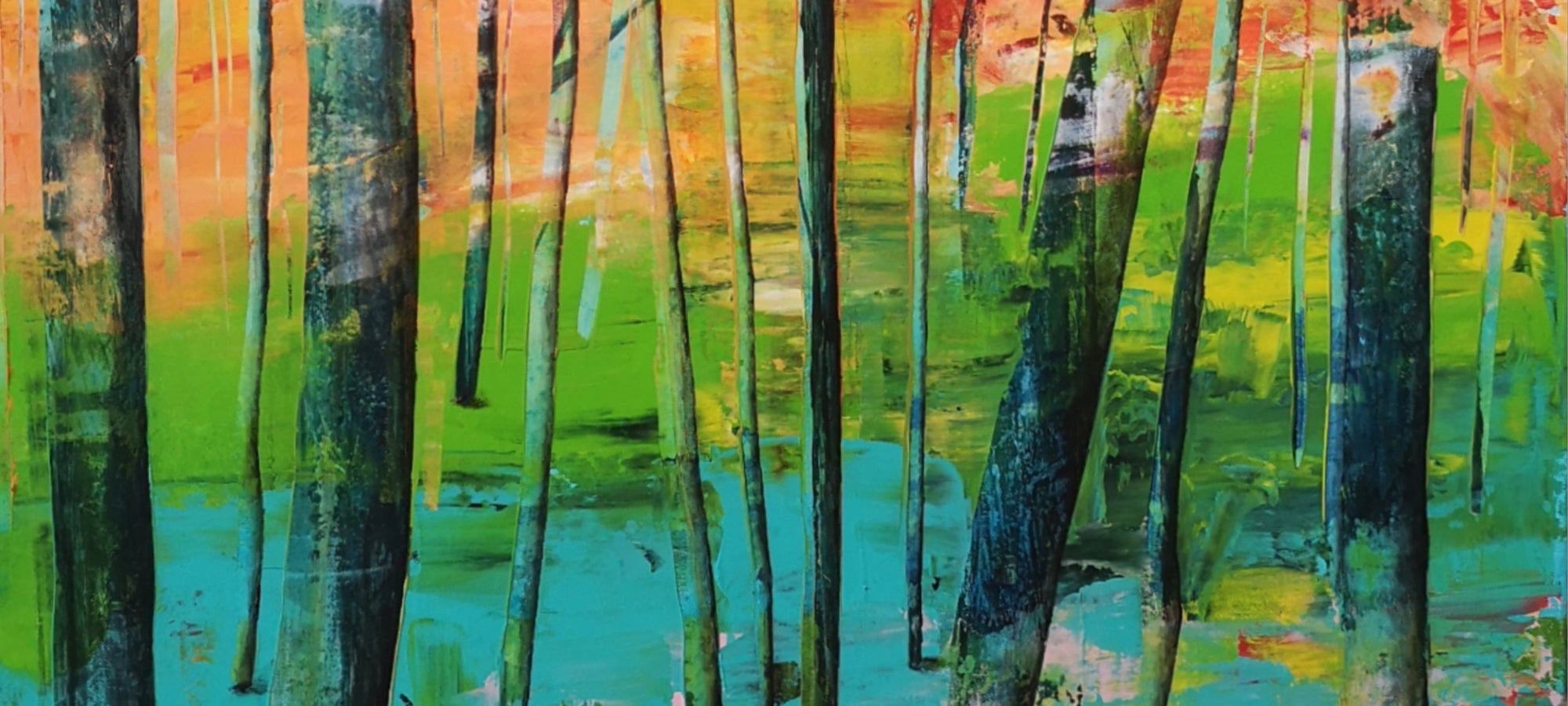 Abstraktes oder stilisiertes Acrylgemälde, das eine Waldszene darstellt. Die Komposition wird von vertikalen, dünnen Baumstämmen in Dunkelbraun und Schwarz dominiert. Der Hintergrund ist in leuchtenden, horizontalen Farbfeldern gestaltet: Türkis oder Hellblau im unteren Bereich, leuchtendes Gelbgrün in der Mitte und warme Orange- und Rottöne im oberen Bereich, was eine starke, kontrastreiche Farbstimmung erzeugt.