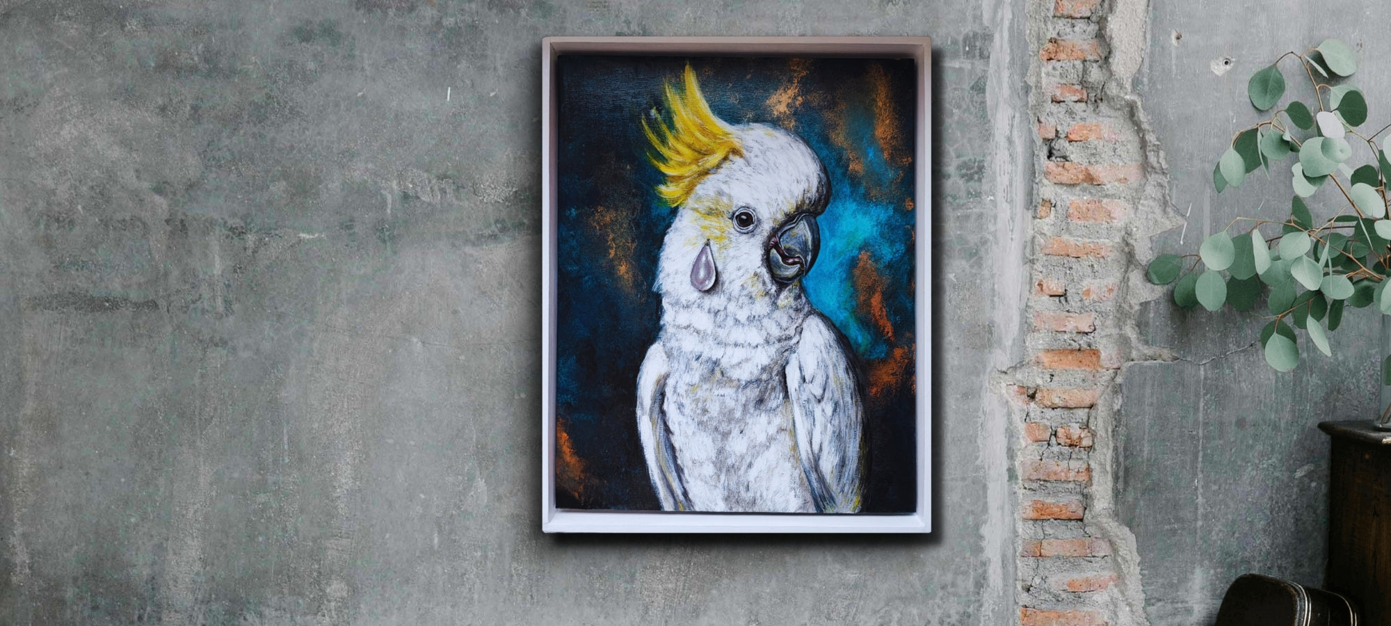 Acrylgemälde eines weißen Kakadus mit gelber Federhaube vor tiefblauem und dunklem Hintergrund mit kupferfarbenen Akzenten, in weißem Schattenfugenrahmen.
