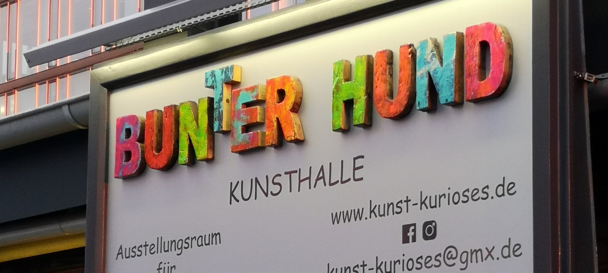 Außenschild der Kunsthalle „BUNTER HUND“ im Areal Böhler in Düsseldorf, mit großen, bunten, reliefartigen Buchstaben.