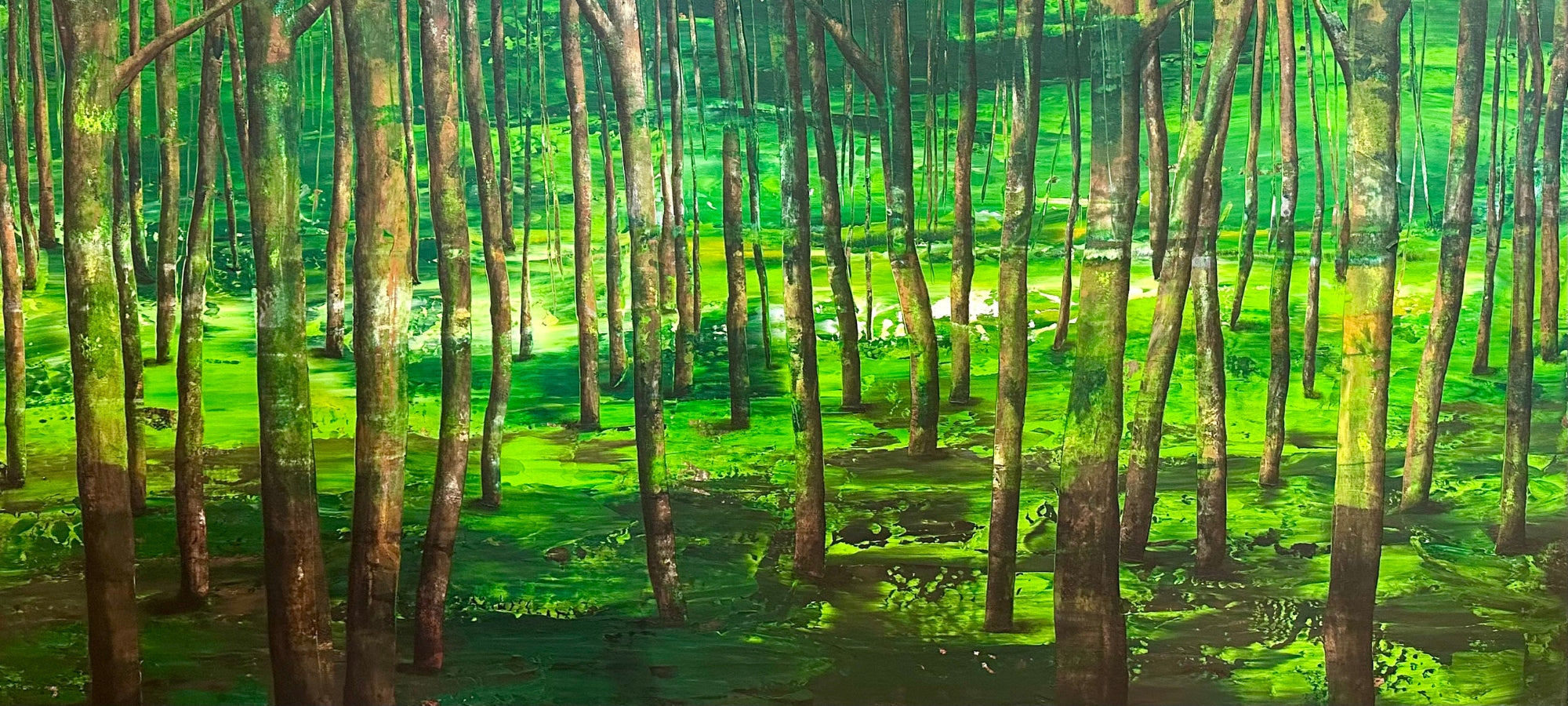 Großformatiges, vertikales Acrylgemälde, das einen dichten Wald darstellt. Schlanke, dunkelbraune Baumstämme dominieren die Komposition und reichen vom unteren bis zum oberen Bildrand. Der Boden und Hintergrund leuchten in einem intensiven, leuchtenden Gelbgrün, das stellenweise fast neonartig wirkt und die Atmosphäre eines feuchten, sumpfigen oder spiegelnden Waldes erzeugt. Die Farben sind sehr gesättigt und die Textur des Bodens ist pastos aufgetragen.