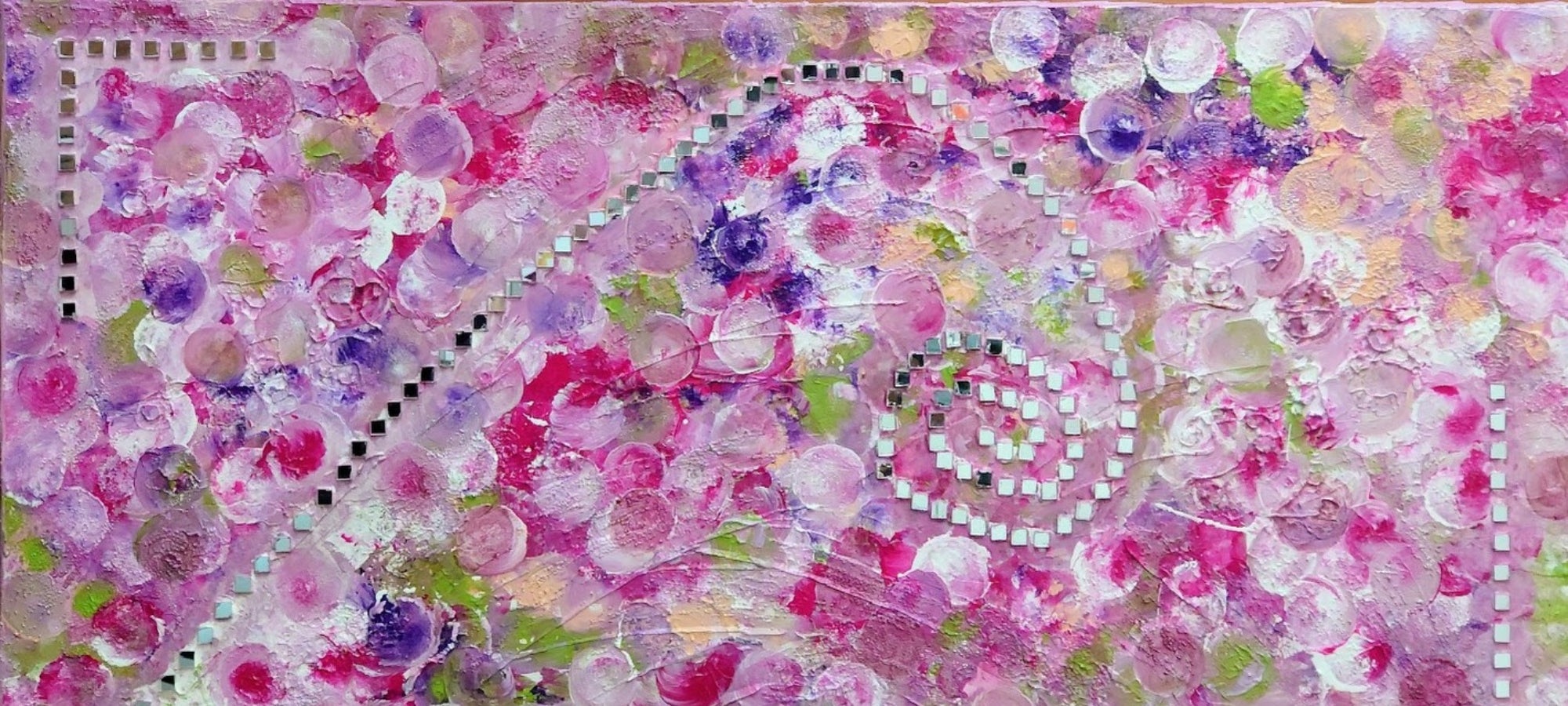 Kirsten Kohrt): Ein abstraktes Gemälde in lebhaften Rosa-, Violett- und Grüntönen. Die Oberfläche ist mit zahlreichen, sich überlappenden kreisförmigen Farbflecken bedeckt, die eine dynamische und texturierte Komposition bilden. Über die Oberfläche ziehen sich mehrere Linien aus kleinen, quadratischen, silbernen Elementen, die geometrische Muster andeuten, darunter eine Spirale im unteren rechten Bereich und eine Art Treppenmuster im oberen Bereich. 