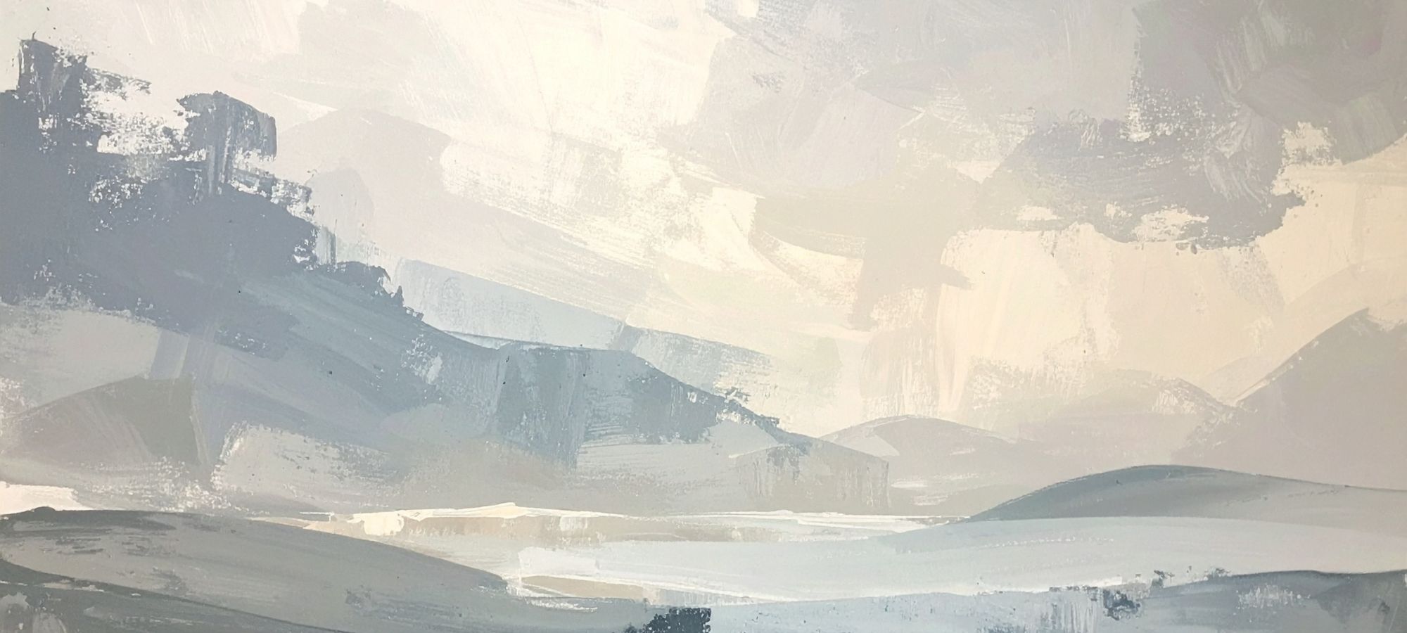 Abstrahierte Landschaftsmalerei in kühlen Grau-, Blau- und Beigetönen, die eine weite Hügel- oder Berglandschaft unter einem wolkenverhangenen Himmel andeutet.