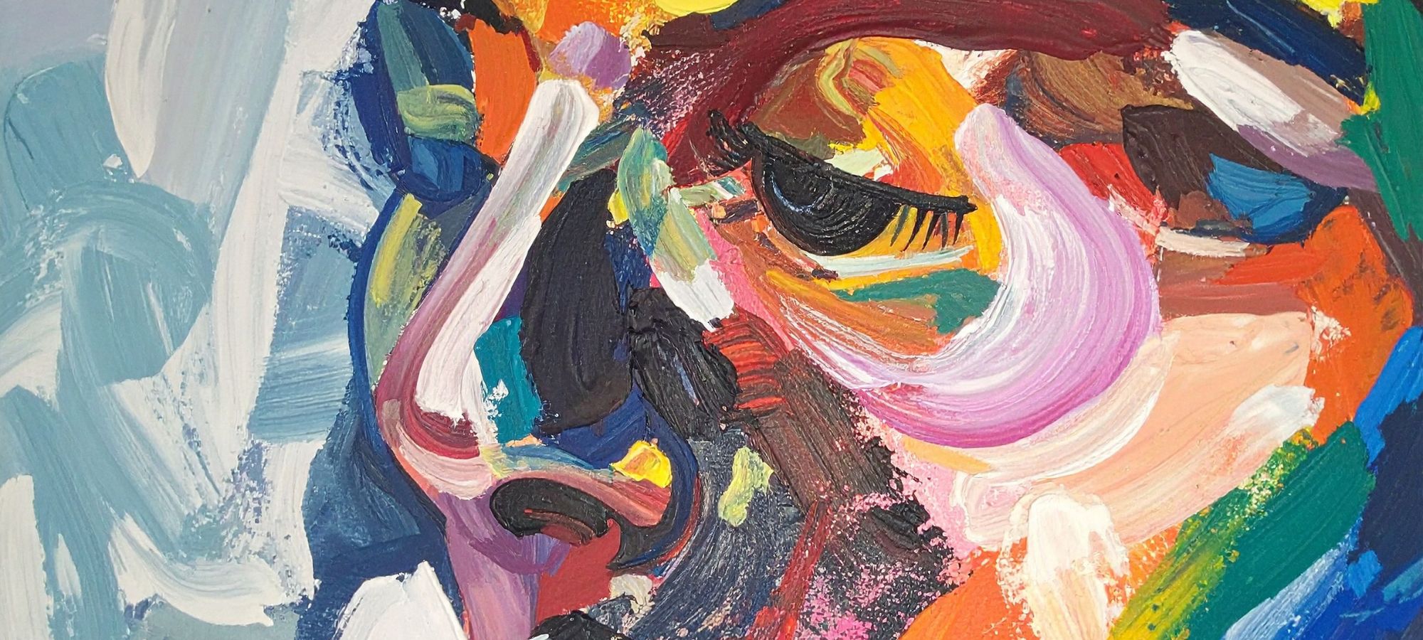 „Abstraktes Portrait in Öl oder Acryl mit dickem Farbauftrag (Impasto) und einer lebendigen Farbpalette aus Blau, Rosa und Erdtönen, das die Gesichtszüge einer Person expressiv andeutet.