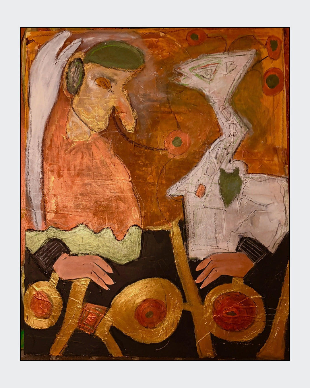 bstrakte Mixed-Media-Malerei von Heidi Minetti in warmen Gold-, Orange- und Erdtönen. Zwei stilisierte Figuren stehen sich in einer wortlosen Interaktion gegenüber, untermalt von texturierten Oberflächen und symbolischen Formen.