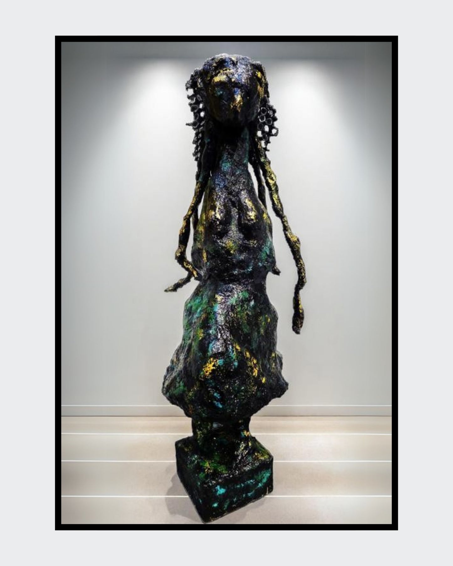 Skulptur „Die Form der Unendlichkeit“ von Heidi Minetti. 70 cm hohe, schwarz-bronzene Figur mit abstrakter, zeitloser Gestalt. Die strukturierte Oberfläche und fließenden Formen verleihen der Skulptur eine mystische Aura. Gold-grüne Akzente brechen das Dunkel und setzen lebendige Highlights. Präsentiert in der ARTSPACER Online-Galerie.