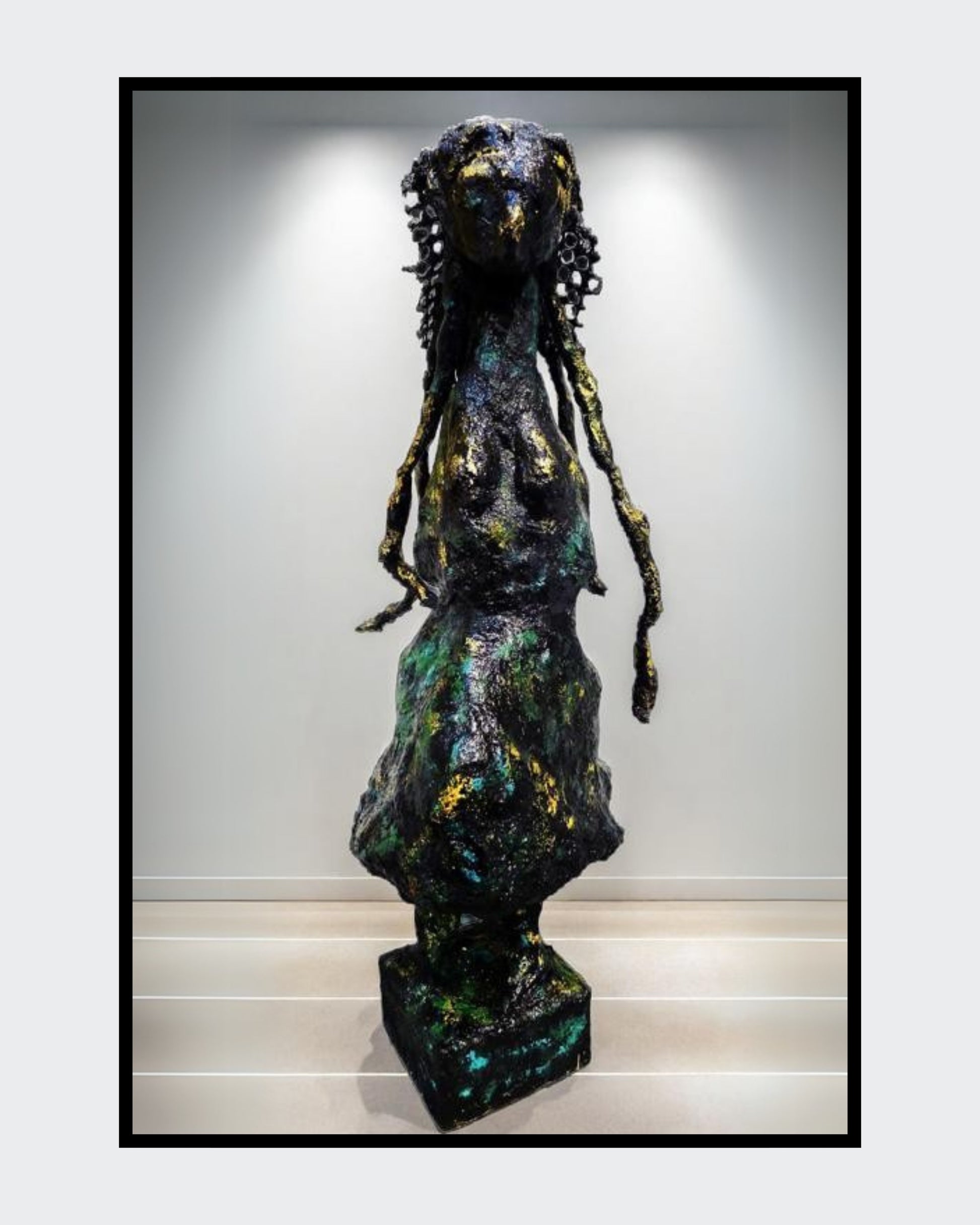 Skulptur „Die Form der Unendlichkeit“ von Heidi Minetti. 70 cm hohe, schwarz-bronzene Figur mit abstrakter, zeitloser Gestalt. Die strukturierte Oberfläche und fließenden Formen verleihen der Skulptur eine mystische Aura. Gold-grüne Akzente brechen das Dunkel und setzen lebendige Highlights. Präsentiert in der ARTSPACER Online-Galerie.