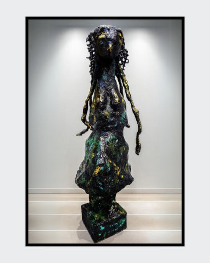 Skulptur „Die Form der Unendlichkeit“ von Heidi Minetti. 70 cm hohe, schwarz-bronzene Figur mit abstrakter, zeitloser Gestalt. Die strukturierte Oberfläche und fließenden Formen verleihen der Skulptur eine mystische Aura. Gold-grüne Akzente brechen das Dunkel und setzen lebendige Highlights. Präsentiert in der ARTSPACER Online-Galerie.