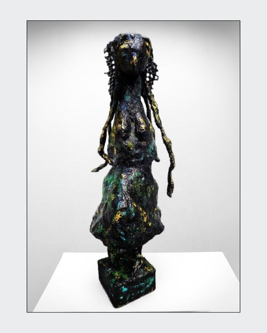 Skulptur „Die Form der Unendlichkeit“ von Heidi Minetti. 70 cm hohe, schwarz-bronzene Figur mit abstrakter, zeitloser Gestalt. Die strukturierte Oberfläche und fließenden Formen verleihen der Skulptur eine mystische Aura. Gold-grüne Akzente brechen das Dunkel und setzen lebendige Highlights. Präsentiert in der ARTSPACER Online-Galerie.