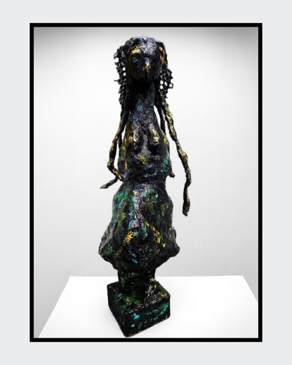 Skulptur „Die Form der Unendlichkeit“ von Heidi Minetti. 70 cm hohe, schwarz-bronzene Figur mit abstrakter, zeitloser Gestalt. Die strukturierte Oberfläche und fließenden Formen verleihen der Skulptur eine mystische Aura. Gold-grüne Akzente brechen das Dunkel und setzen lebendige Highlights. Präsentiert in der ARTSPACER Online-Galerie.