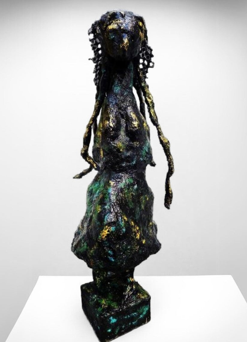 Skulptur „Die Form der Unendlichkeit“ von Heidi Minetti. 70 cm hohe, schwarz-bronzene Figur mit abstrakter, zeitloser Gestalt. Die strukturierte Oberfläche und fließenden Formen verleihen der Skulptur eine mystische Aura. Gold-grüne Akzente brechen das Dunkel und setzen lebendige Highlights. Präsentiert in der ARTSPACER Online-Galerie.