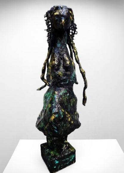 Skulptur „Die Form der Unendlichkeit“ von Heidi Minetti. 70 cm hohe, schwarz-bronzene Figur mit abstrakter, zeitloser Gestalt. Die strukturierte Oberfläche und fließenden Formen verleihen der Skulptur eine mystische Aura. Gold-grüne Akzente brechen das Dunkel und setzen lebendige Highlights. Präsentiert in der ARTSPACER Online-Galerie.