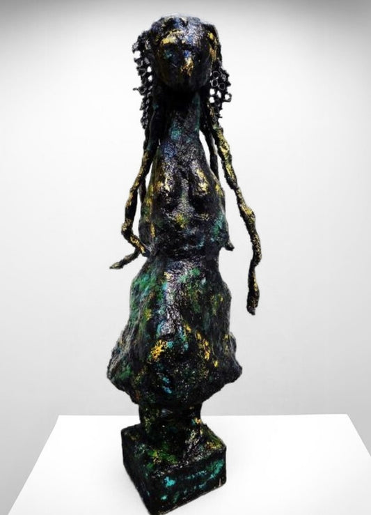 Skulptur „Die Form der Unendlichkeit“ von Heidi Minetti. 70 cm hohe, schwarz-bronzene Figur mit abstrakter, zeitloser Gestalt. Die strukturierte Oberfläche und fließenden Formen verleihen der Skulptur eine mystische Aura. Gold-grüne Akzente brechen das Dunkel und setzen lebendige Highlights. Präsentiert in der ARTSPACER Online-Galerie.