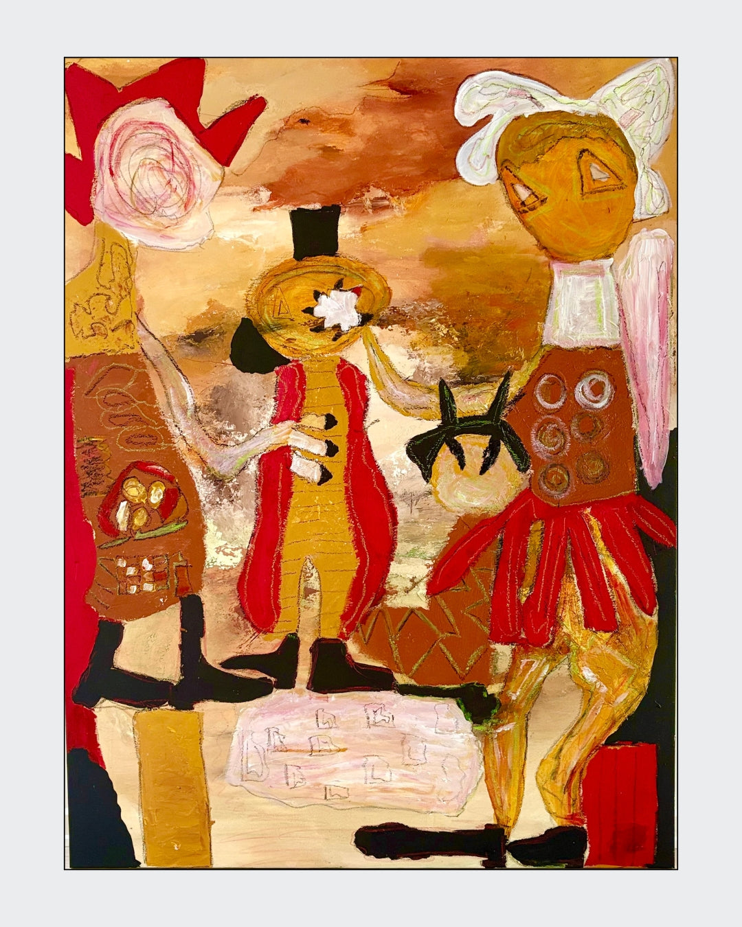Ein traumhaftes Mixed-Media-Gemälde von Heidi Minetti mit dem Titel „Fragment of a moment“. Skurrile, stilisierte Figuren agieren in einer warmen, gold-beigen Landschaft, die durch reiche Texturen und sanfte Farbakzente Tiefe erhält.