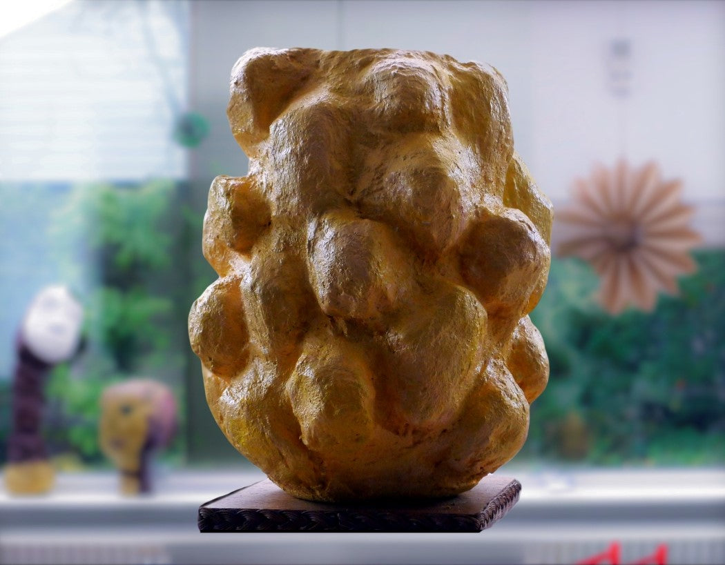 Handgefertigte Skulptur / Vase aus Faserbeton 60 x 40 cm von der dänischen Künstlerin Heidi Minetti. Jetzt in der ARTSPACER Online-Galerie!